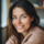 Femme souriante en pull beige